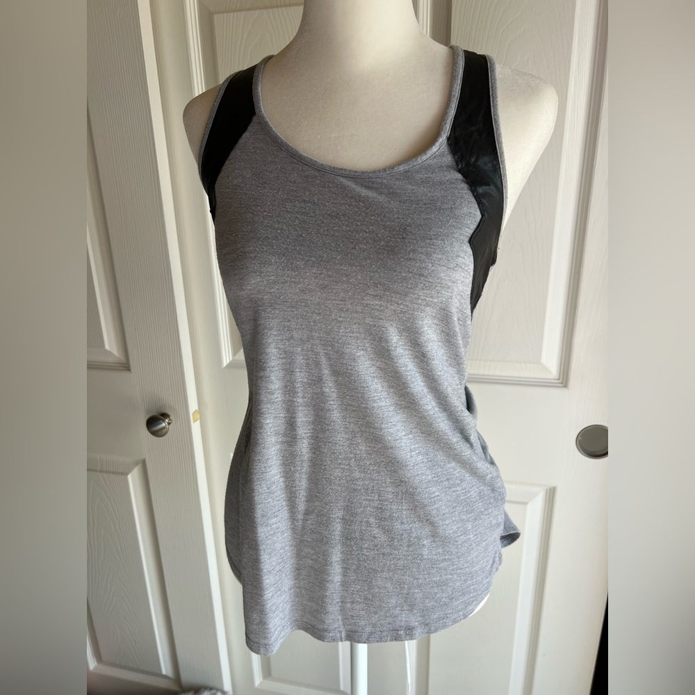 Xhileration gray razorback top with black size XS